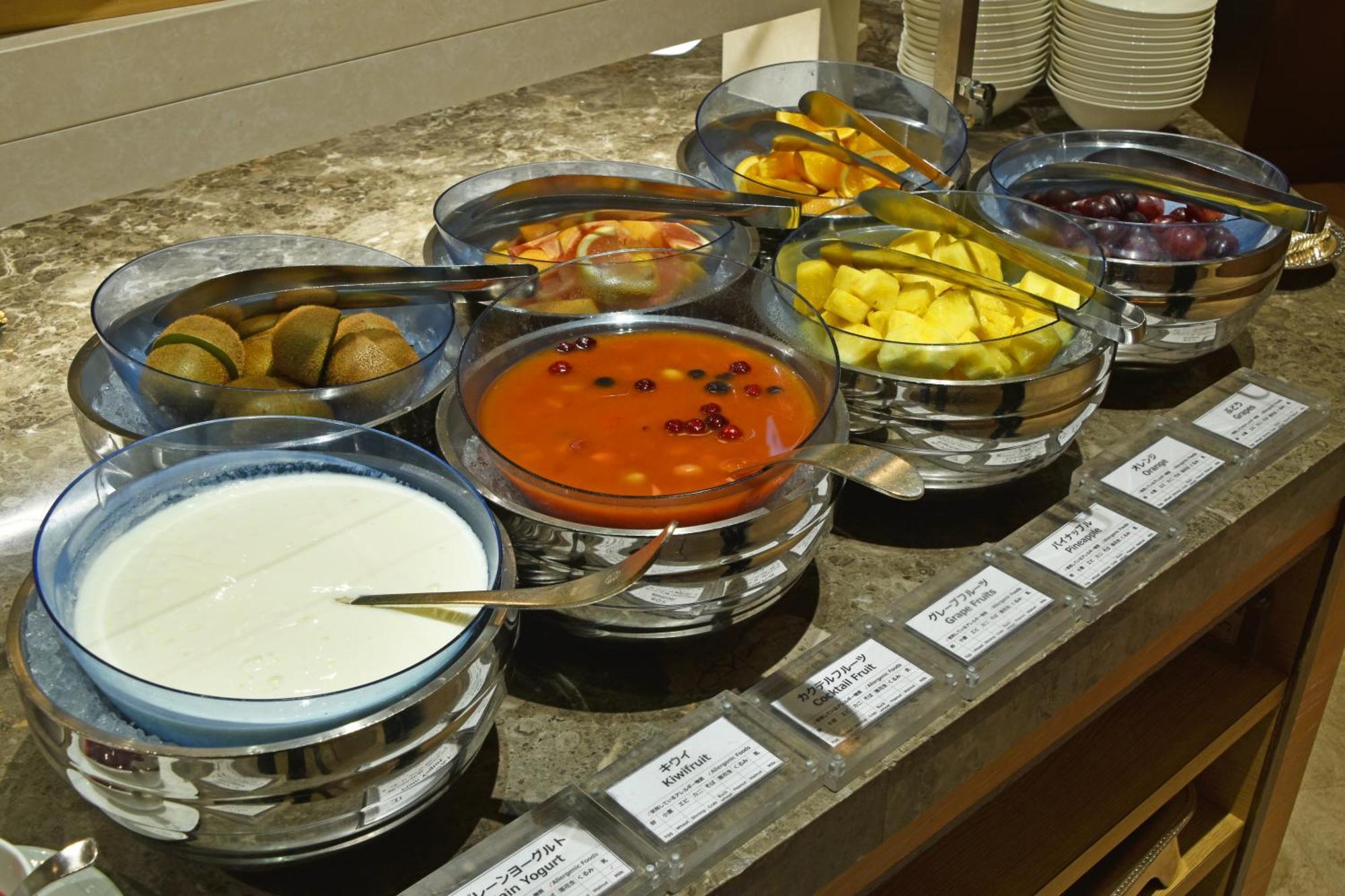 Hotel Okura Fukuoka Φουκουόκα Εξωτερικό φωτογραφία A selection of fruit and yoghurt at a buffet