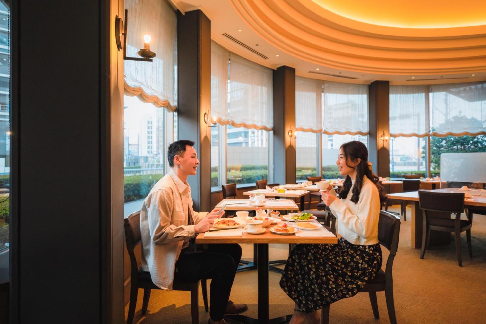 Hotel Okura Fukuoka Φουκουόκα Εξωτερικό φωτογραφία A couple dining at a restaurant in Japan