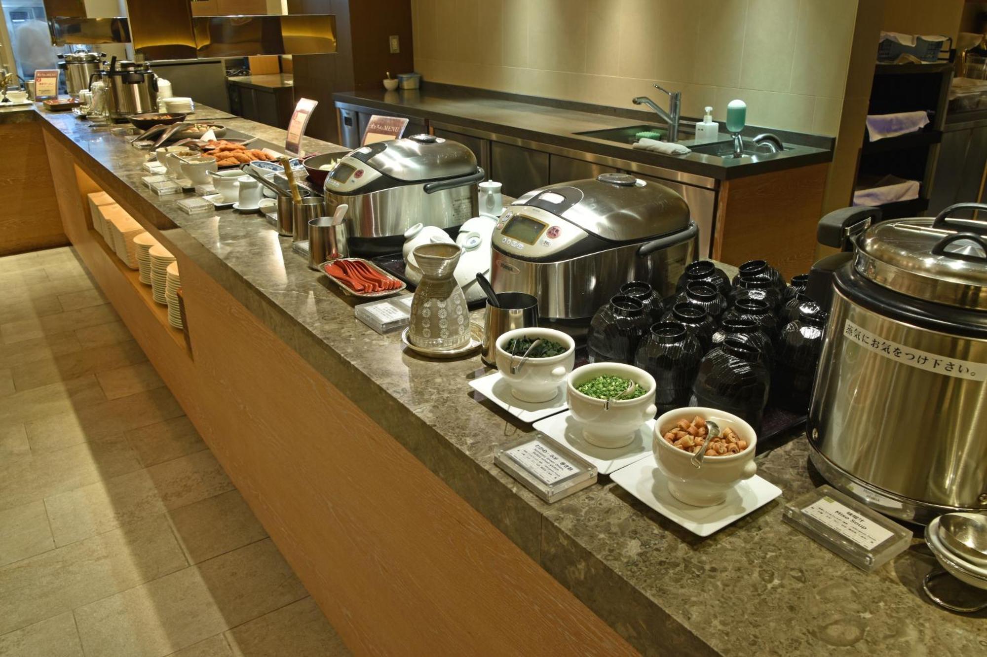 Hotel Okura Fukuoka Φουκουόκα Εξωτερικό φωτογραφία A buffet at a hotel