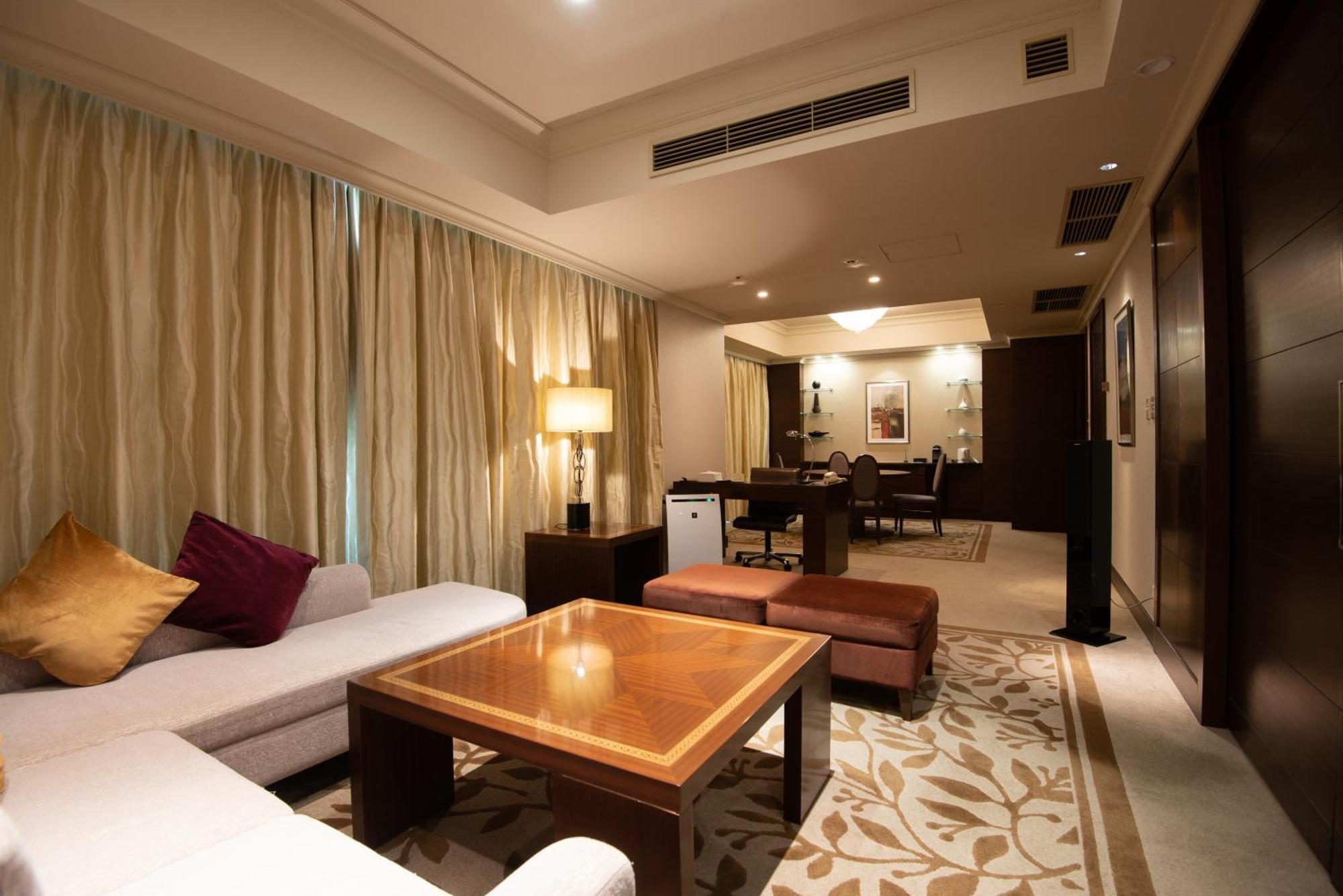 Hotel Okura Fukuoka Φουκουόκα Εξωτερικό φωτογραφία A suite at the hotel