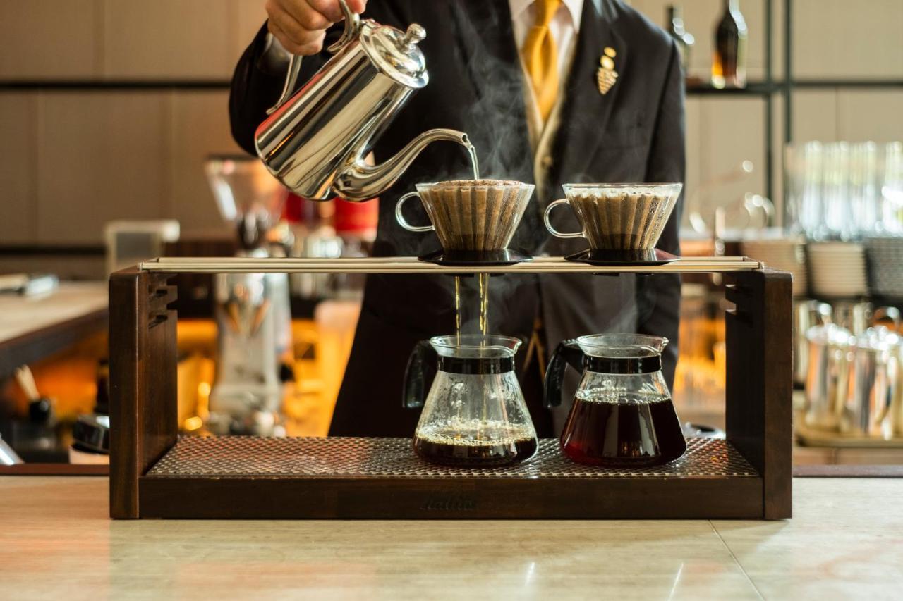 Hotel Okura Fukuoka Φουκουόκα Εξωτερικό φωτογραφία A coffee being brewed with the V60 method